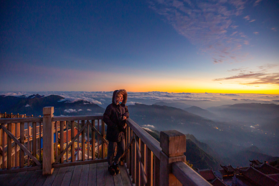 Thời tiết trở lạnh nhưng Mặt Trời lên khiến khung cảnh trở nên rực rỡ. (Ảnh: Minh Sơn/Vietnam+)