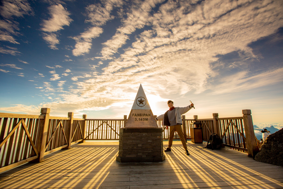 Nhiều bạn trẻ cũng tranh thủ tạo dáng trên đỉnh Fansipan cùng khoảnh khắc hiếm có này. (Ảnh: Minh Sơn/Vietnam+)