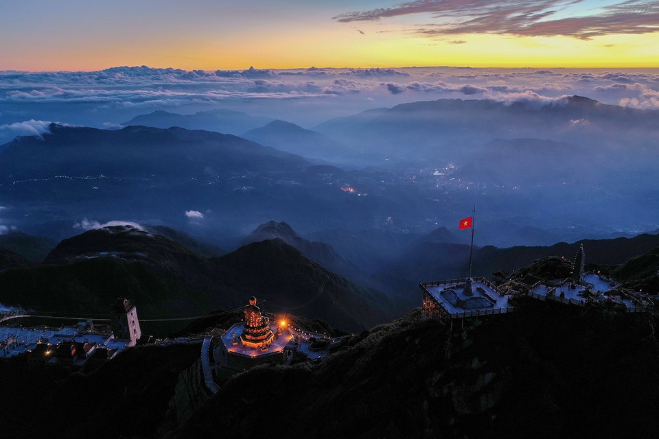 Ở Việt Nam, nhất là vùng núi Tây Bắc có rất nhiều địa điểm săn mây đẹp nhưng để lại nhiều cảm xúc nhất vẫn là hành trình săn mây trên đỉnh Fansipan (Sa Pa, Lào Cai). (Ảnh: Minh Sơn/Vietnam+)