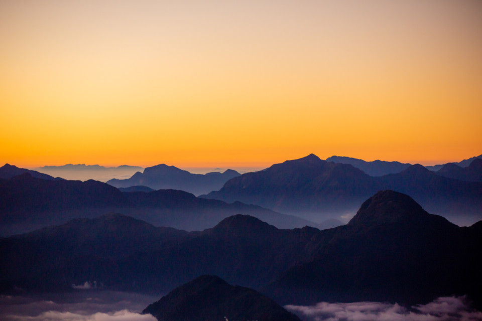 Khi thì cả một vùng trời chuyển sang màu vàng ươm. (Ảnh: Minh Sơn/Vietnam+)