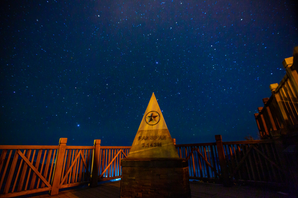 Hành trình chinh phục 'Nóc nhà Đông Dương' và ngắm nhìn đất nước từ trên cao xuống là một trải nghiệm không đâu có được. (Ảnh: Minh Sơn/Vietnam+)
