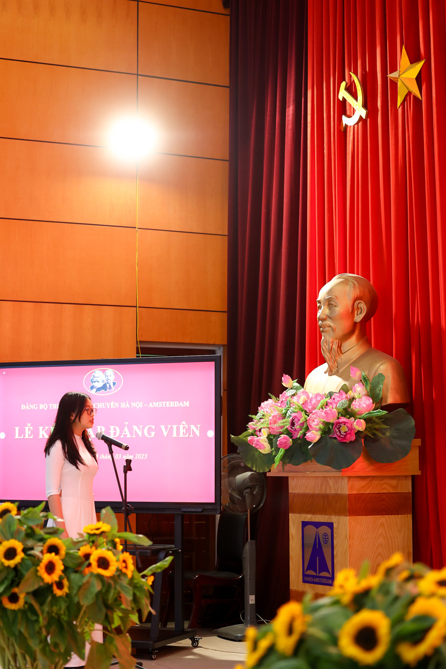 Trong ngày thiêng liêng và đặc biệt này, Ngân cảm thấy rất vinh dự khi được đứng trong hàng ngũ của Đảng Cộng sản Việt Nam. Ảnh: Minh Sơn/Vietnam+)