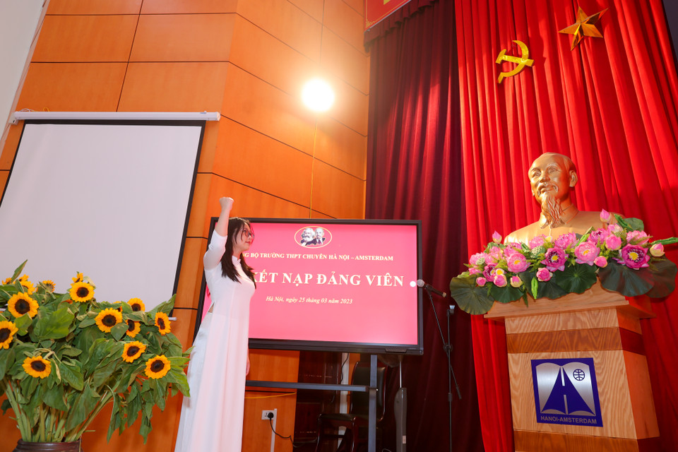 Vào Đảng là khát vọng của nhiều học sinh ở tuổi 18. Nhiều 'hạt giống đỏ' ngay từ sớm đã có ý thức rèn luyện, phấn đấu thể hiện được vai trò nổi bật dù ở bất cứ vị trí nào. (Ảnh: Minh Sơn/Vietnam+)