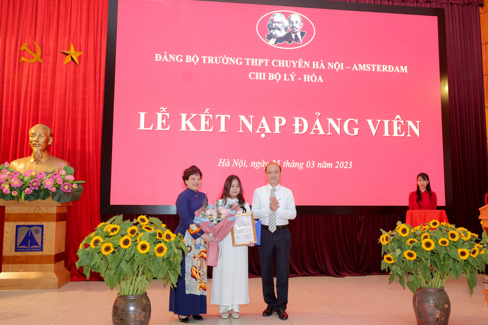 Trong thời gian học tập tại trường, Mai Trang liên tục đạt danh hiệu học sinh giỏi. Đặc biệt, Mai Trang tham gia trở thành thủ lĩnh trong nhiều câu lạc bộ của nhà trường và đạt rất nhiều giải thưởng trong các cuộc thi vẽ trong nước và quốc tế. (Ảnh: Minh Sơn/Vietnam+)