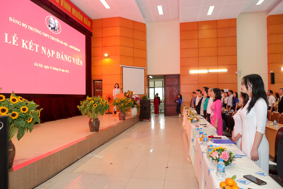 Sáng 25/3, Đảng bộ trường Trung học Phổ thông Chuyên Hà Nội - Amsterdam long trọng tổ chức lễ kết nạp Đảng cho giáo viên Nguyễn Đức Cường (chi bộ Toán - Tin) cùng hai học sinh ưu tú Lê Thị Thu Ngân (Bí thư Chi đoàn 12 Địa) và Nguyễn Mai Trang (Đoàn viên Chi đoàn 12 Hóa 2) vào Đảng Cộng sản Việt Nam. (Ảnh: Minh Sơn/Vietnam+)