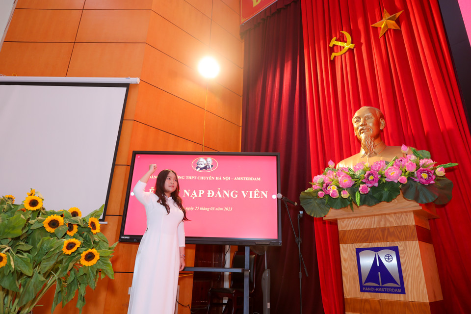 Đứng trước lá cờ thiêng liêng của Đảng và Tổ quốc, cô nữ sinh mới tròn 18 tuổi cách đây chưa đầy một tháng đã tuyên thệ với sự tự hào và vinh dự. (Ảnh: Minh Sơn/Vietnam+)