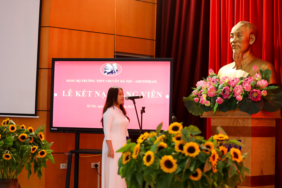 'Cả gia đình em đều có truyền thống Đảng viên. Để bước chân vào hàng ngũ của Đảng, Em đã được gia đình, nhà trường, bạn bè tạo nhiều điều kiện tham gia hoạt động Đoàn, đội. Vào Đảng khi còn trẻ, em cần phấn đấu nhiều hơn để đáp ứng kỳ vọng của Đảng, nhà trường,' Trang hào hứng chia sẻ. (Ảnh: Minh Sơn/Vietnam+)