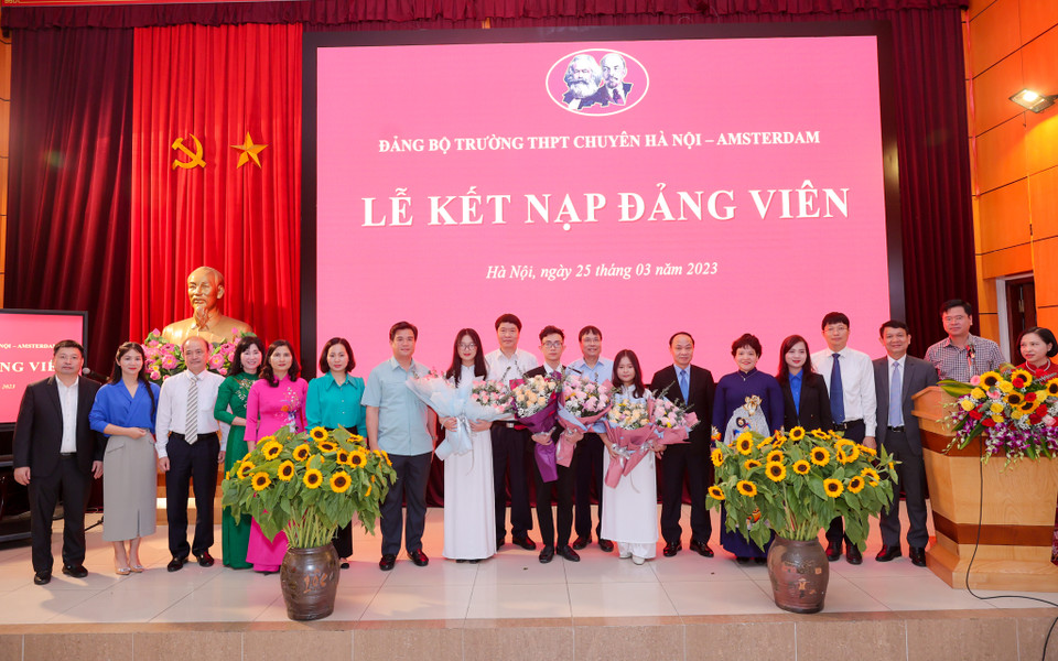 Một trong những nhiệm vụ quan trọng của tổ chức Đảng trong nhà trường là phát hiện, bồi dưỡng và kết nạp học sinh Trung học Phổ thông đủ tiêu chuẩn vào Đảng Cộng sản Việt Nam. Hoạt động này không chỉ giúp các trường học trẻ hóa đội ngũ Đảng viên mà còn bổ sung những nhân tố ưu tú giỏi về kiến thức, giàu lí tưởng, khát vọng cống hiến cho đất nước vào hàng ngũ của Đảng. (Ảnh: Minh Sơn/Vietnam+)