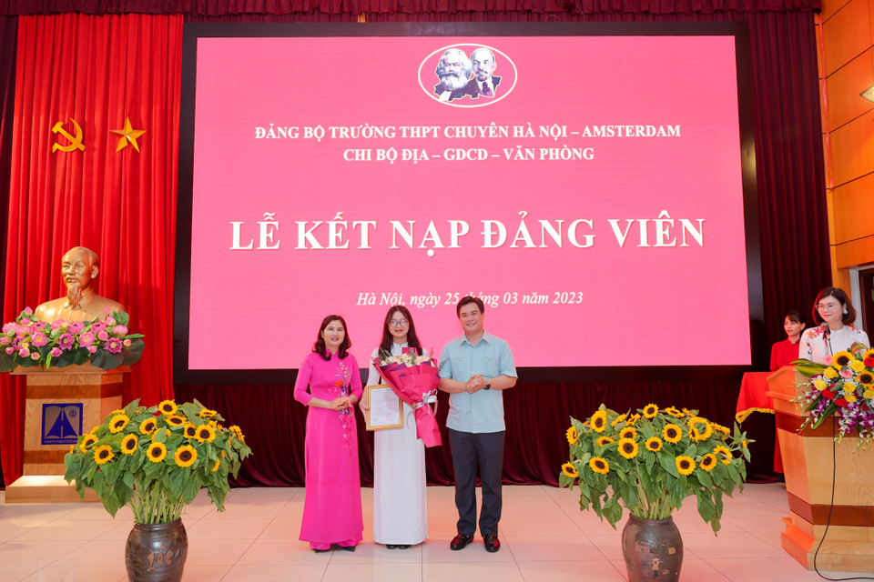 Lê Thị Thu Ngân (Bí thư Chi đoàn 12 Địa) là học sinh đầu tiên của Chi bộ Địa - GDCD - Văn phòng được kết nạp vào Đảng. Ngân cũng vừa tròn 18 tuổi cách đây hơn một tháng. (Ảnh: Minh Sơn/Vietnam+)