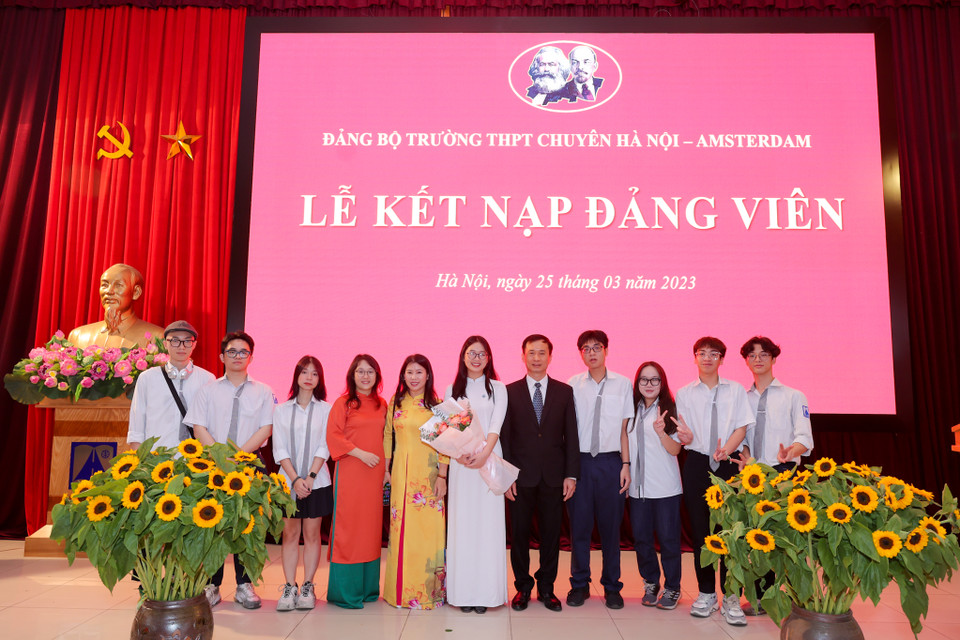 Buổi lễ kết nạp đảng viên của Đảng bộ nhà trường đã kết thúc trong niềm vui, sự xúc động của các đảng viên mới và sự tin tưởng của các cấp lãnh đạo cùng toàn Đảng bộ dành cho 3 đảng viên được vinh dự đứng trong hàng ngũ của Đảng Cộng sản Việt Nam. (Ảnh: Minh Sơn/Vietnam+)