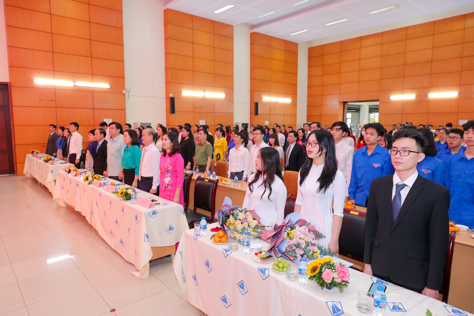 Buổi lễ kết nạp đảng viên mới được tổ chức nhân dịp 92 năm ngày thành lập Đoàn Thanh niên Cộng sản Hồ Chí Minh.(Ảnh: Minh Sơn/Vietnam+)