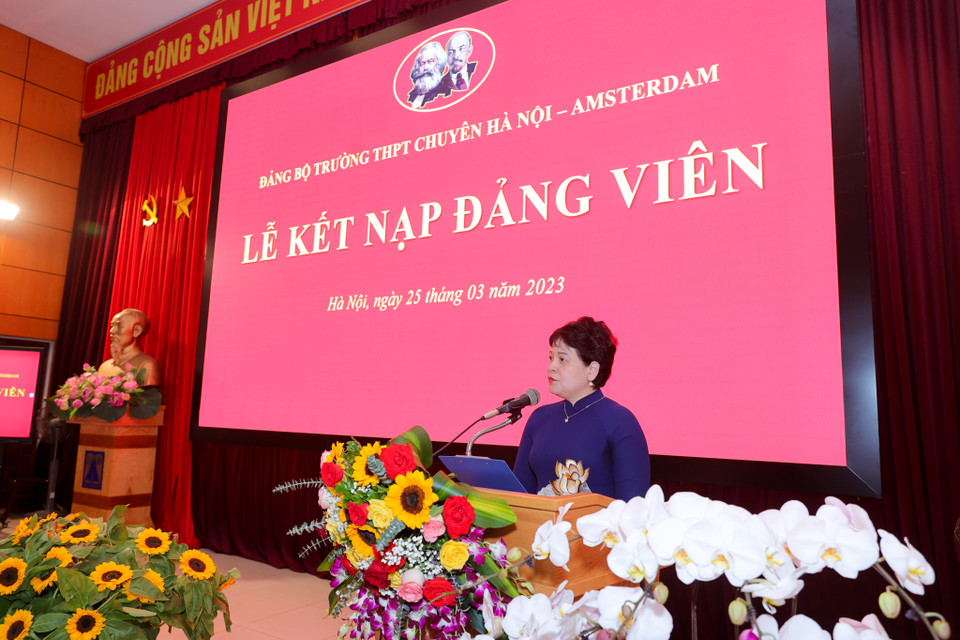 Tại buổi lễ, nhà giáo Trần Thùy Dương - Bí thư Đảng ủy, hiệu trưởng Trường Trung học phổ thông chuyên Hà Nội - Amsterdam đã dặn dò các đảng viên mới ghi nhớ và thực hiện các nhiệm vụ, quyền hạn của người đảng viên. (Ảnh: Minh Sơn/Vietnam+)