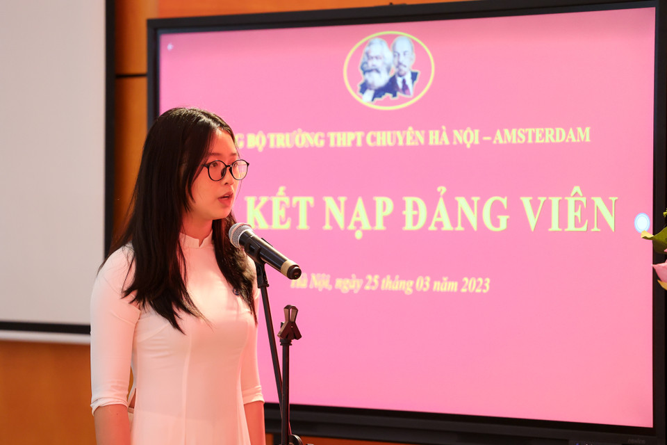 Là Á khoa đầu vào của lớp chuyên Địa, Thu Ngân đã liên tục phấn đấu để phát huy khả năng học tập của mình. Ngân cũng xuất sắc đạt giải Nhất kì thi Học sinh giỏi Thành phố Hà Nội và là thành viên Đội tuyển tham dự kì thi Học sinh giỏi Quốc gia năm học 2022- 2023. (Ảnh: Minh Sơn/Vietnam+)