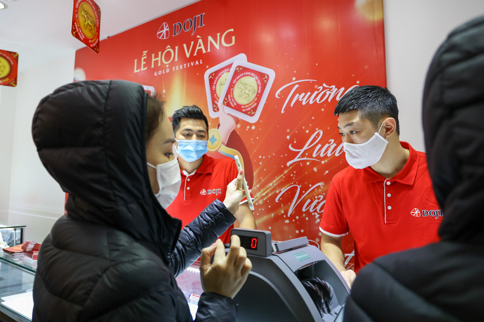 Lượng khách đến mua vàng tại đơn vị này ở mức khá ổn định. (Ảnh: Minh Sơn/Vietnam+) 