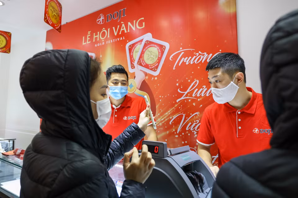 Lượng khách đến mua vàng tại đơn vị này ở mức khá ổn định. (Ảnh: Minh Sơn/Vietnam+) 