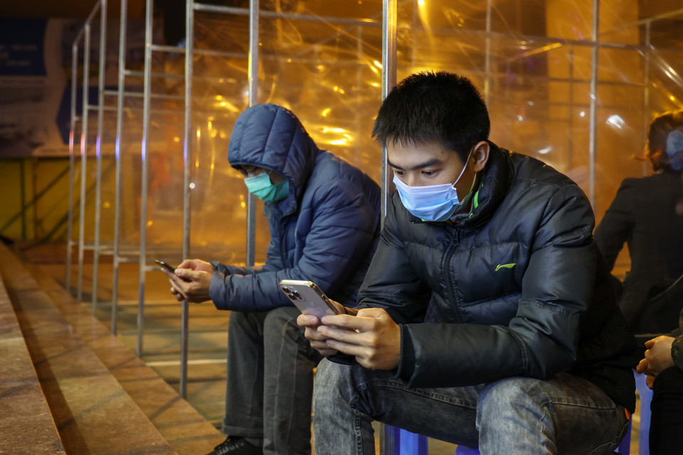 Anh Nguyễn Hoài Nam (Xuân Đỉnh, Hà Nội) cho biết, mình đã xếp hàng từ đêm để chờ tới lượt mua vì năm ngoái quá đông khiến anh không mua được vàng. (Ảnh: Minh Sơn/Vietnam+) 