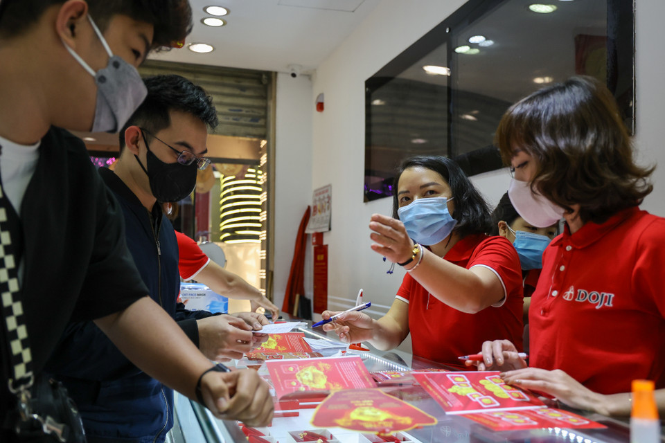 Năm nay đơn vị này cũng đẩy mạnh hình thức mua vàng trực tuyến. (Ảnh: Minh Sơn/Vietnam+) 