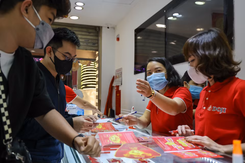 Năm nay đơn vị này cũng đẩy mạnh hình thức mua vàng trực tuyến. (Ảnh: Minh Sơn/Vietnam+) 