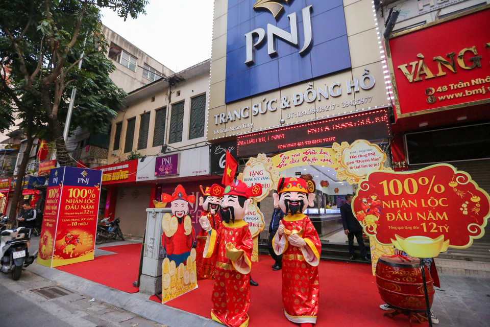 Một cửa hàng vàng trên phố Trần Nhân Tông cũng khi nhận cảnh đìu hiu, vắng khách thời điểm 7 giờ sáng. (Ảnh: Minh Sơn/Vietnam+) 