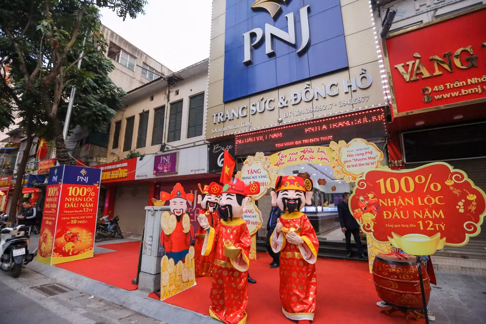 Một cửa hàng vàng trên phố Trần Nhân Tông cũng khi nhận cảnh đìu hiu, vắng khách thời điểm 7 giờ sáng. (Ảnh: Minh Sơn/Vietnam+) 