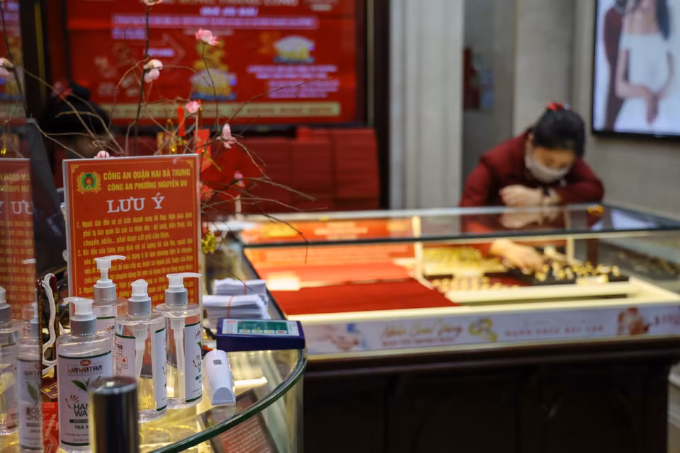 Các khách đến mua vàng cũng phải đảm bảo việc phòng chống dịch COVID-19. (Ảnh: Minh Sơn/Vietnam+) 
