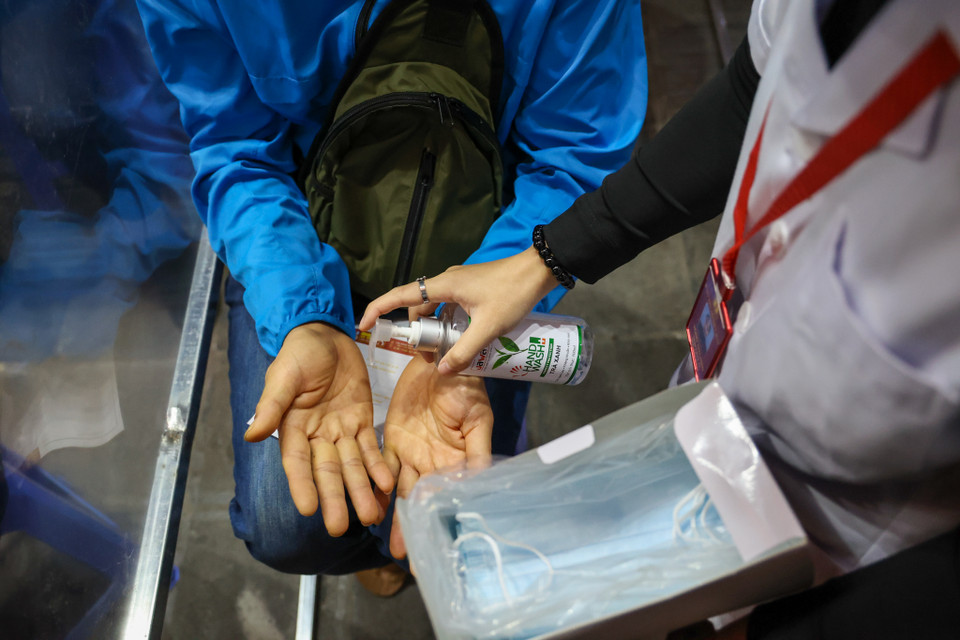 Việc xịt khử khuẩn hay đo thân nhiệt cũng được thực hiện nghiêm túc. (Ảnh: Minh Sơn/Vietnam+) 