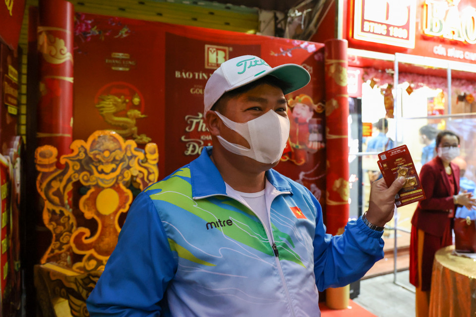 Anh Phú đến từ Hoàng Mai, Hà Nội là một trong những người đầu tiên mua vàng tại Bảo Tín Minh Châu. Anh Phú cho biết mình đến từ 5 giờ để xếp hàng chờ đến lượt. (Ảnh: Minh Sơn/Vietnam+) 