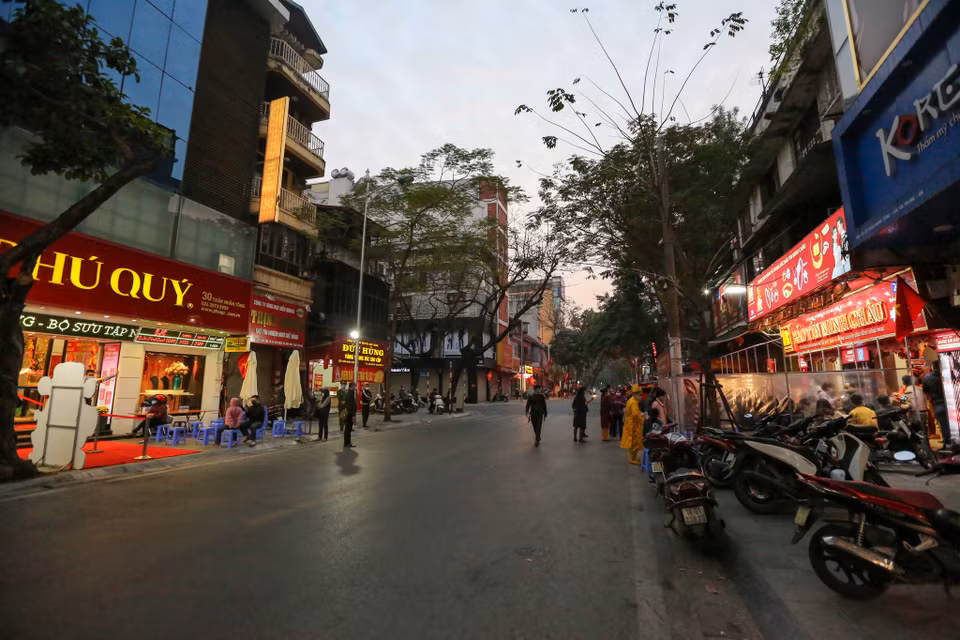 Trong ngày vía Thần Tài mùng 10 tháng Giêng (21/2), con 'phố vàng' Trần Nhân Tông không còn cảnh tấp nập mua vàng như mọi năm. (Ảnh: Minh Sơn/Vietnam+) 