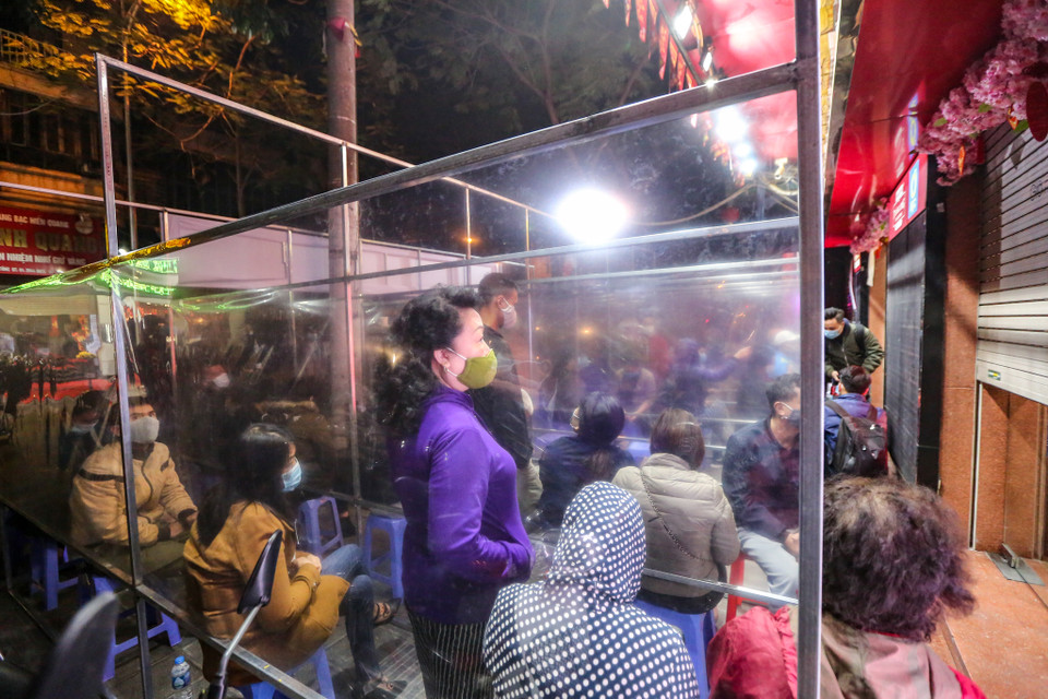 Cửa hàng vàng Bảo Tín Minh Châu trên phố Trần Nhân Tông năm nay cũng ghi nhận tình trạng vắng vẻ, không còn cảnh chen chúc xô đẩy để vào mua vàng. (Ảnh: Minh Sơn/Vietnam+) 