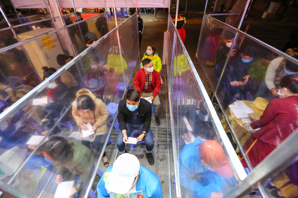 Trước diễn biến phức tạp của dịch COVID-19, nhiều cửa hàng chuẩn bị các phương án phòng chống dịch. (Ảnh: Minh Sơn/Vietnam+) 