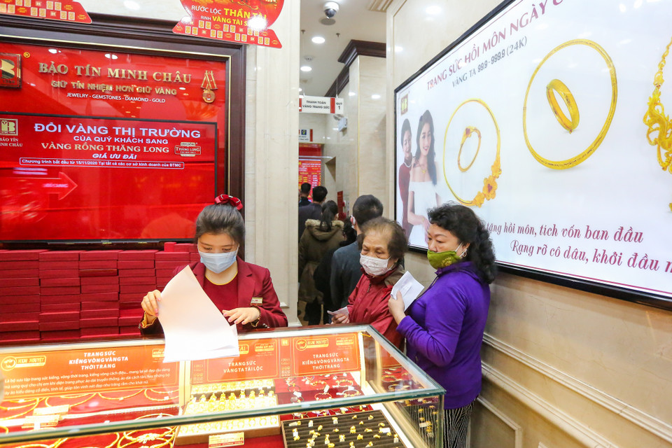 Giá vàng thế giới tại cùng thời điểm niêm yết ở mức 1.784,6 USD/ounce (mua vào) và 1.785 USD/ounce (bán ra). (Ảnh: Minh Sơn/Vietnam+) 