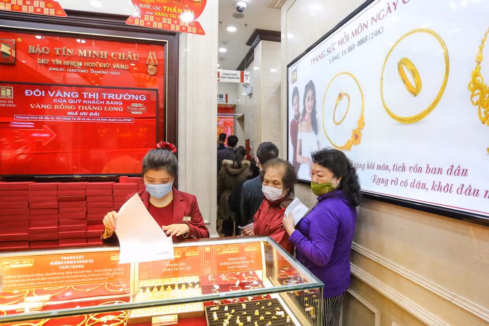 Giá vàng thế giới tại cùng thời điểm niêm yết ở mức 1.784,6 USD/ounce (mua vào) và 1.785 USD/ounce (bán ra). (Ảnh: Minh Sơn/Vietnam+) 