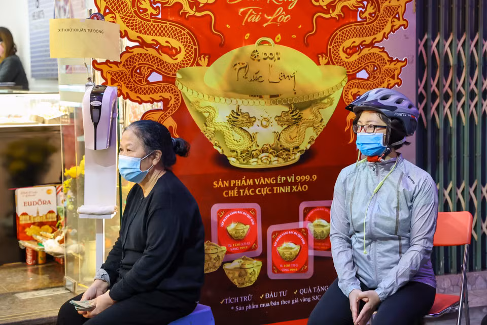 Các khách đến mua vàng cũng phải đảm bảo việc phòng chống dịch COVID-19. (Ảnh: Minh Sơn/Vietnam+) 