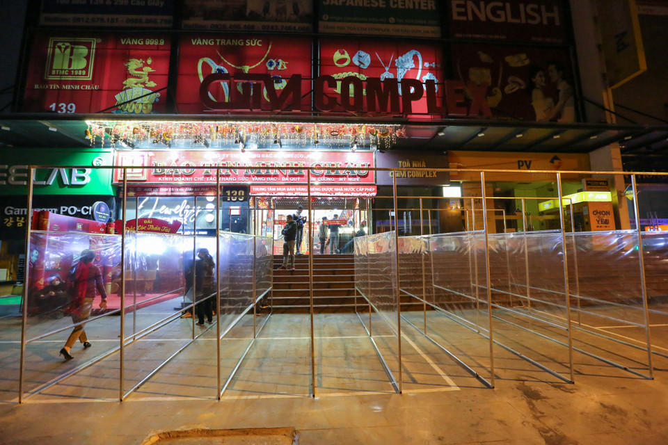 Một cửa hàng vàng khác trên phố Cầu Giấy thời điểm 5 giờ sáng. (Ảnh: Minh Sơn/Vietnam+) 