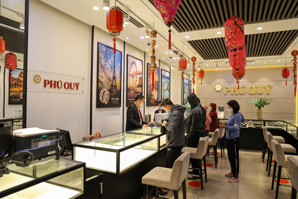 Chuẩn bị cho ngày Vía Thần tài, các công ty vàng đã tung ra hàng loạt mẫu mã sản phẩm mới, cùng với đó là nhiều chương trình bán hàng đặc biệt nhằm đảm bảo cho khách hàng an toàn mùa dịch. (Ảnh: Minh Sơn/Vietnam+) 