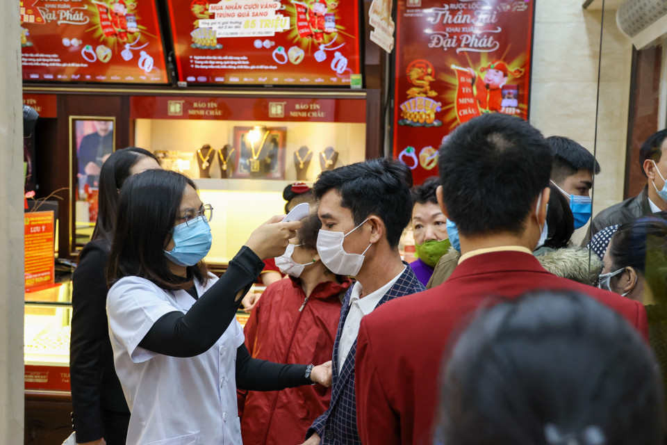 Ngoài ra cửa hàng cũng chỉ cho từng đợt khách từ 5-7 người vào giao dịch một lần để đảm bảo. (Ảnh: Minh Sơn/Vietnam+) 