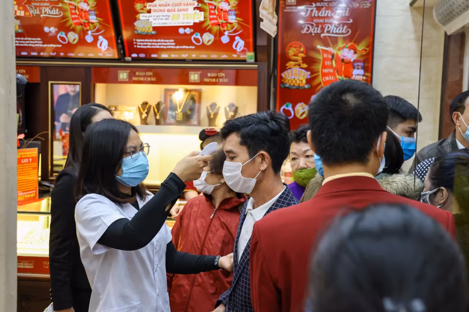 Ngoài ra cửa hàng cũng chỉ cho từng đợt khách từ 5-7 người vào giao dịch một lần để đảm bảo. (Ảnh: Minh Sơn/Vietnam+) 