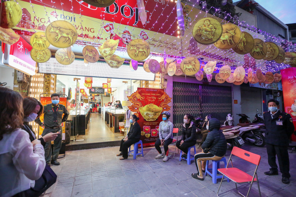 Cửa hàng vàng DOJI trên phố Trần Nhân Tông có vài khách đến từ sớm không còn cảnh xếp hàng chờ mua vàng như mọi năm. (Ảnh: Minh Sơn/Vietnam+) 