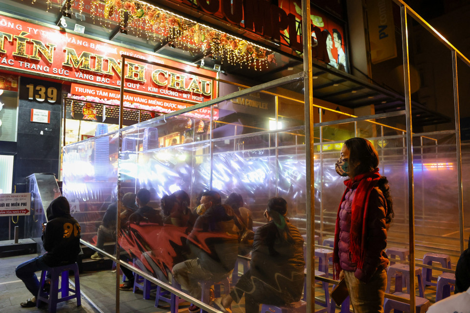 Cửa hàng này đã lập các vách ngăn để đảm bảo an toàn cho khách hàng. (Ảnh: Minh Sơn/Vietnam+) 