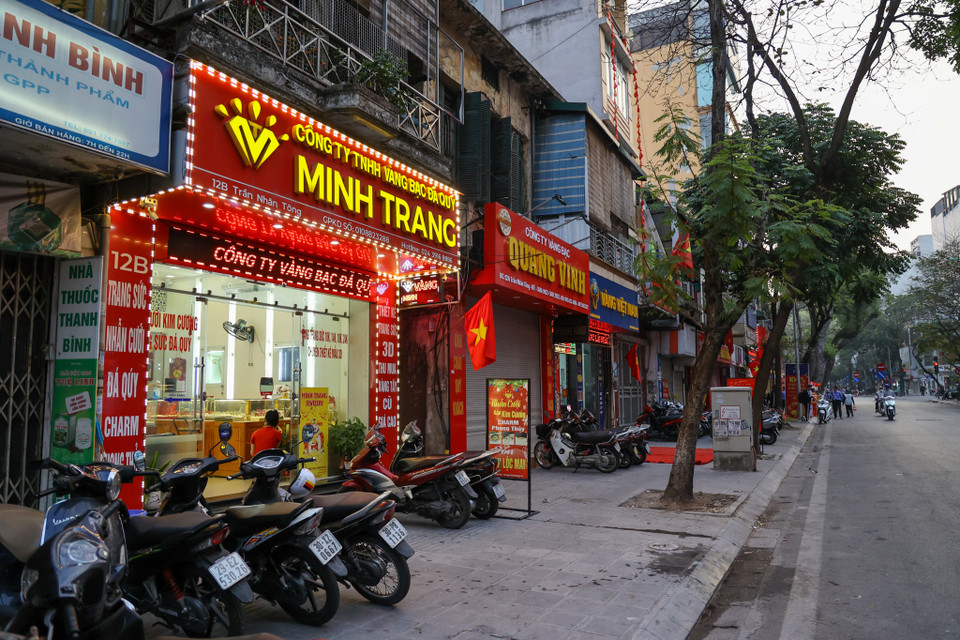 Thời điểm 6 giờ sáng bắt đầu phiên giao dịch mua bán vàng nhưng nhiều cửa hàng vàng nhỏ trên phố vẫn chưa mở. (Ảnh: Minh Sơn/Vietnam+) 