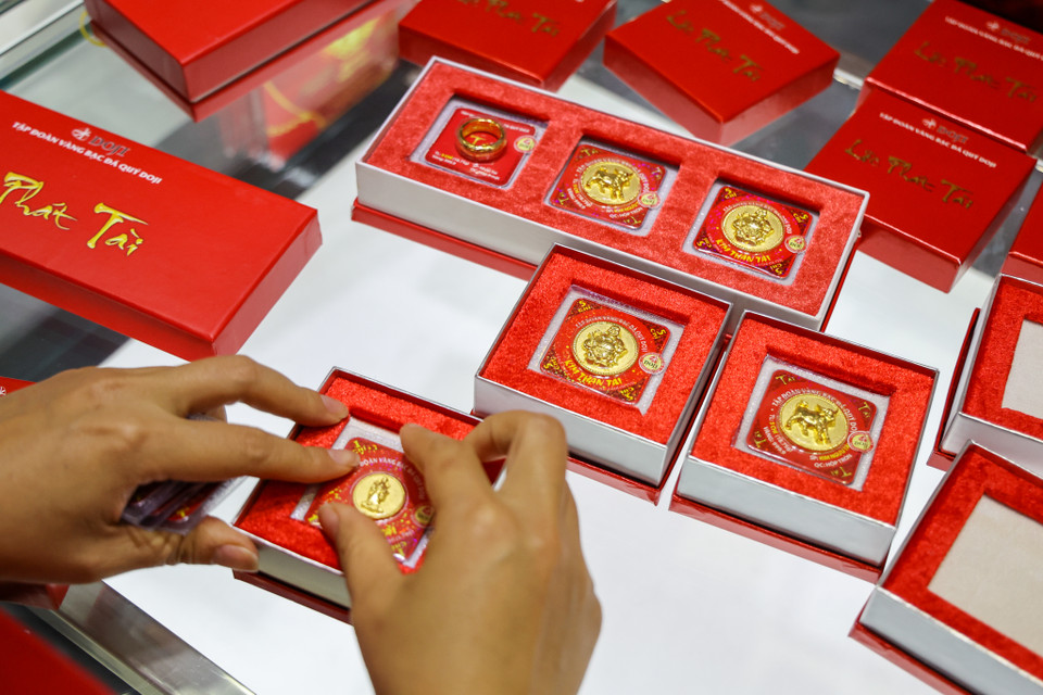Theo đó, khách hàng có thể mua trực tuyến các sản phẩm vàng như: Vàng Kim Ngưu, vàng Kim Thần tài, Âu Vàng Phúc Long, và nhẫn vàng trọng lượng 1 chỉ, 2 chỉ, 5 chỉ, 10 chỉ... (Ảnh: Minh Sơn/Vietnam+) 