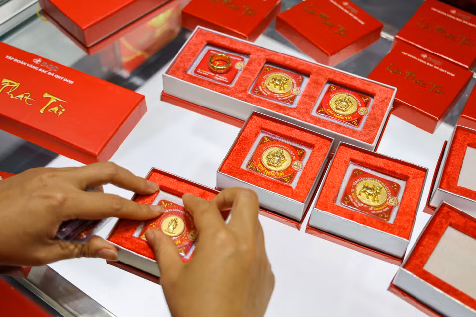 Theo đó, khách hàng có thể mua trực tuyến các sản phẩm vàng như: Vàng Kim Ngưu, vàng Kim Thần tài, Âu Vàng Phúc Long, và nhẫn vàng trọng lượng 1 chỉ, 2 chỉ, 5 chỉ, 10 chỉ... (Ảnh: Minh Sơn/Vietnam+) 
