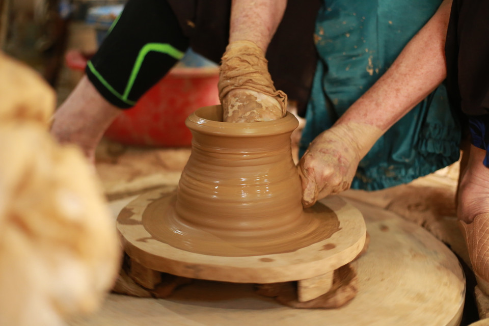 Đặc trưng lớn nhất của gốm Hương Canh nằm ở màu tự thân nhờ nguyên liệu đất trầm tích lắng đọng tự nhiên, dưới tác động của nhiệt sẽ trở nên bền chắc. (Ảnh: PV/Vietnam+)