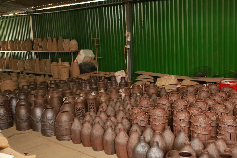 Các sản phẩm trong bộ sưu tập gốm mang các chủ đề khác nhau được khắc họa theo mùa trong năm. (Ảnh: PV/Vietnam+)