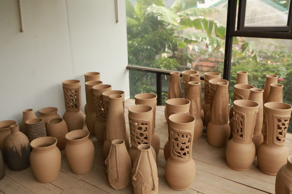 Các sản phẩm khi mới được hoàn thành sẽ được phơi dưới ánh sáng khoảng 3 ngày sau khi đem nung. (Ảnh: PV/Vietnam+)