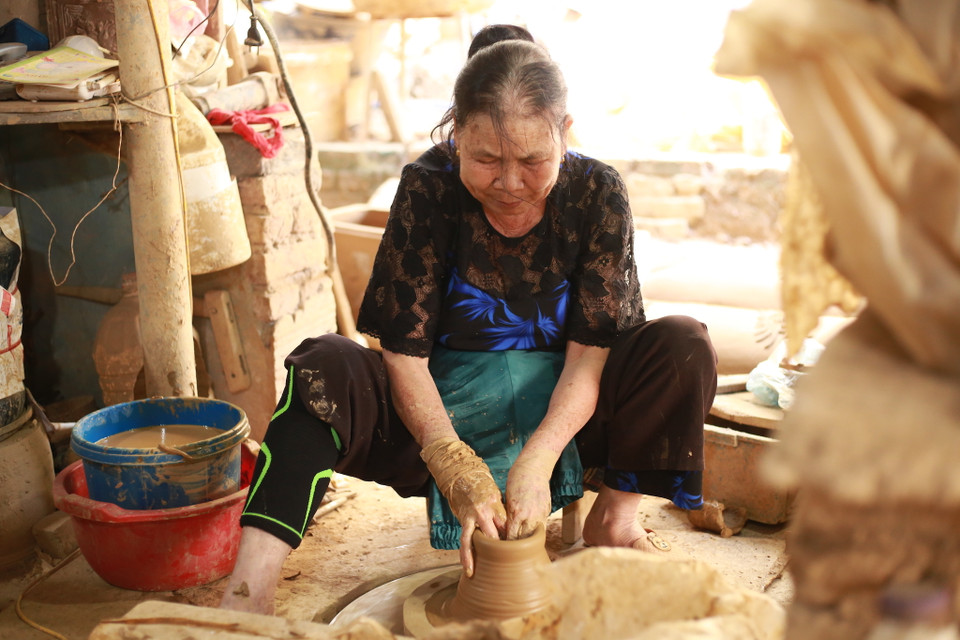 Gốm Hương Canh có đặc trưng thô, mộc với màu đất nung cháy. Đất, nước dưới bàn tay nhào trộn của người nghệ nhân, kết hợp với lửa tạo nên những món đồ có bề mặt độ bóng, sáng, giống như được phủ một lớp men, người trong nghề vẫn nói là 'men trong đất.' (Ảnh: PV/Vietnam+)