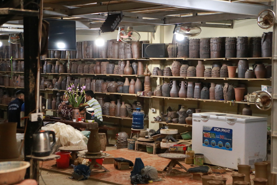 Rất nhiều sản phẩm được trưng bày tại xưởng gốm Quang Minh. (Ảnh: PV/Vietnam+)