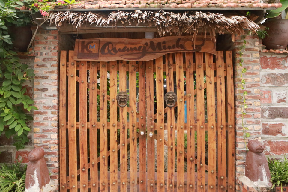 Dù nổi tiếng là làng nghề truyền thống hơn 300 năm, song trước bối cảnh khi là gốm mỹ thuật rồi đồ nhựa lấn áp, làng gốm Hương Canh chỉ còn 4, 5 nhà giữ được nghề. Người dân Hương Canh vẫn thường chia sẻ rằng: 'Lò gốm Quang Minh là lò được nhất, gốm tốt, còn lại, chẳng còn mấy nhà mặn mà với nghề bán gốm.' (Ảnh: PV/Vietnam+)