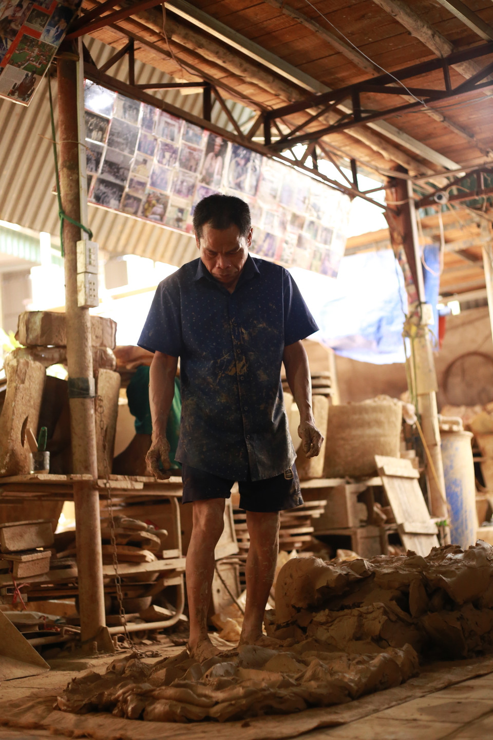 Người làm gốm sẽ nhào nặn rồi san đất sét thành từng miếng nhỏ để dễ dàng thao tác trong quá trình làm gốm. (Ảnh: PV/Vietnam+)