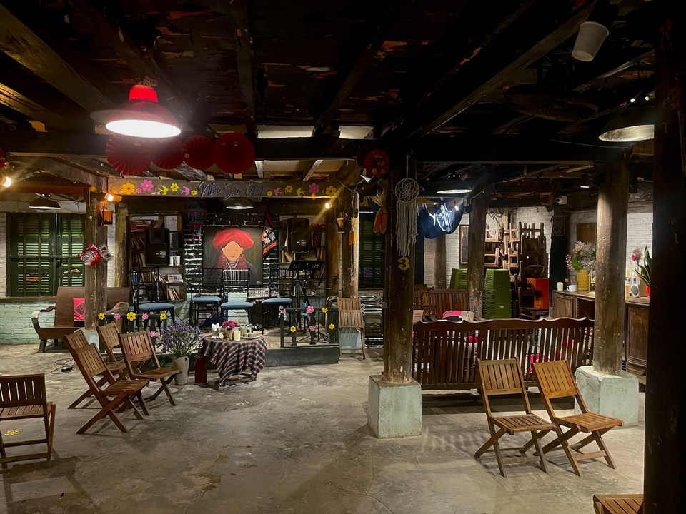 Nhà sàn Art giống như ngôi nhà lưu giữ những vật dụng cũ kỹ của người Hà Nội một thời. (Ảnh: Quỳnh Anh/Vietnam+)